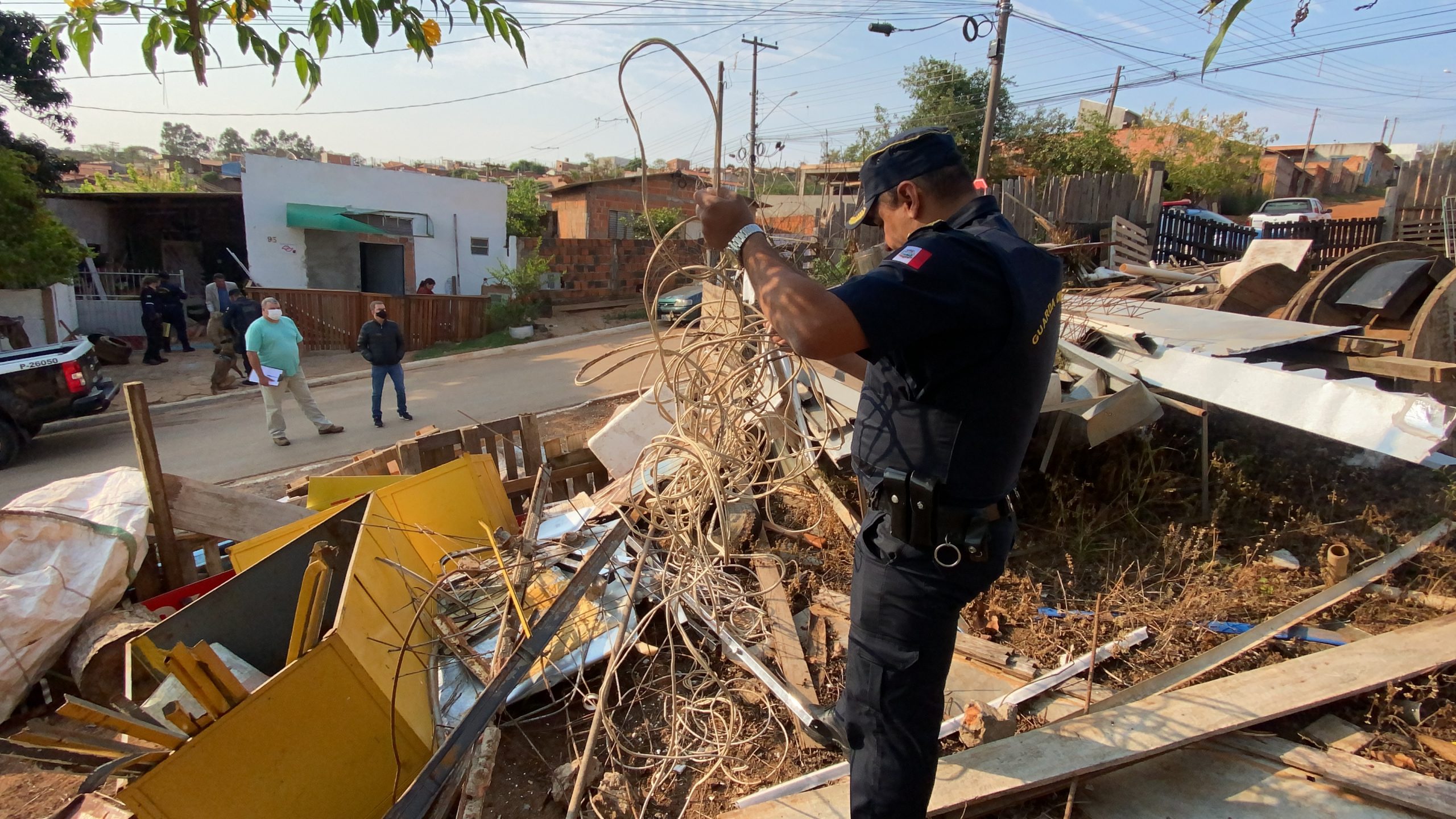 Operação Ferro Velho: Polícia Civil e GCM de Itararé (SP) cumprem cinco mandados de busca e apreensão contra comércio ilegal de fios elétricos