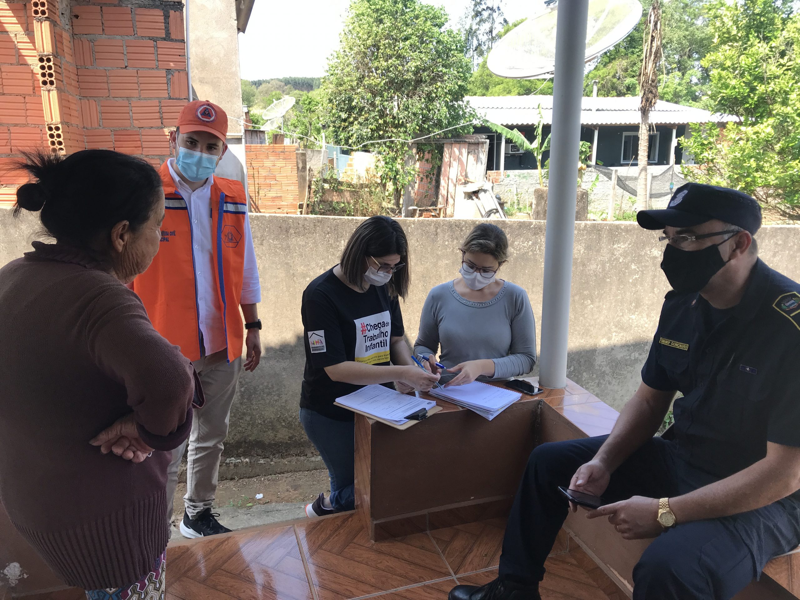 Defesa Civil, GCM e Secretaria Municipal de Desenvolvimento Social de Itararé (SP) realizam vistoria em casas atingidas pela chuva de granizo