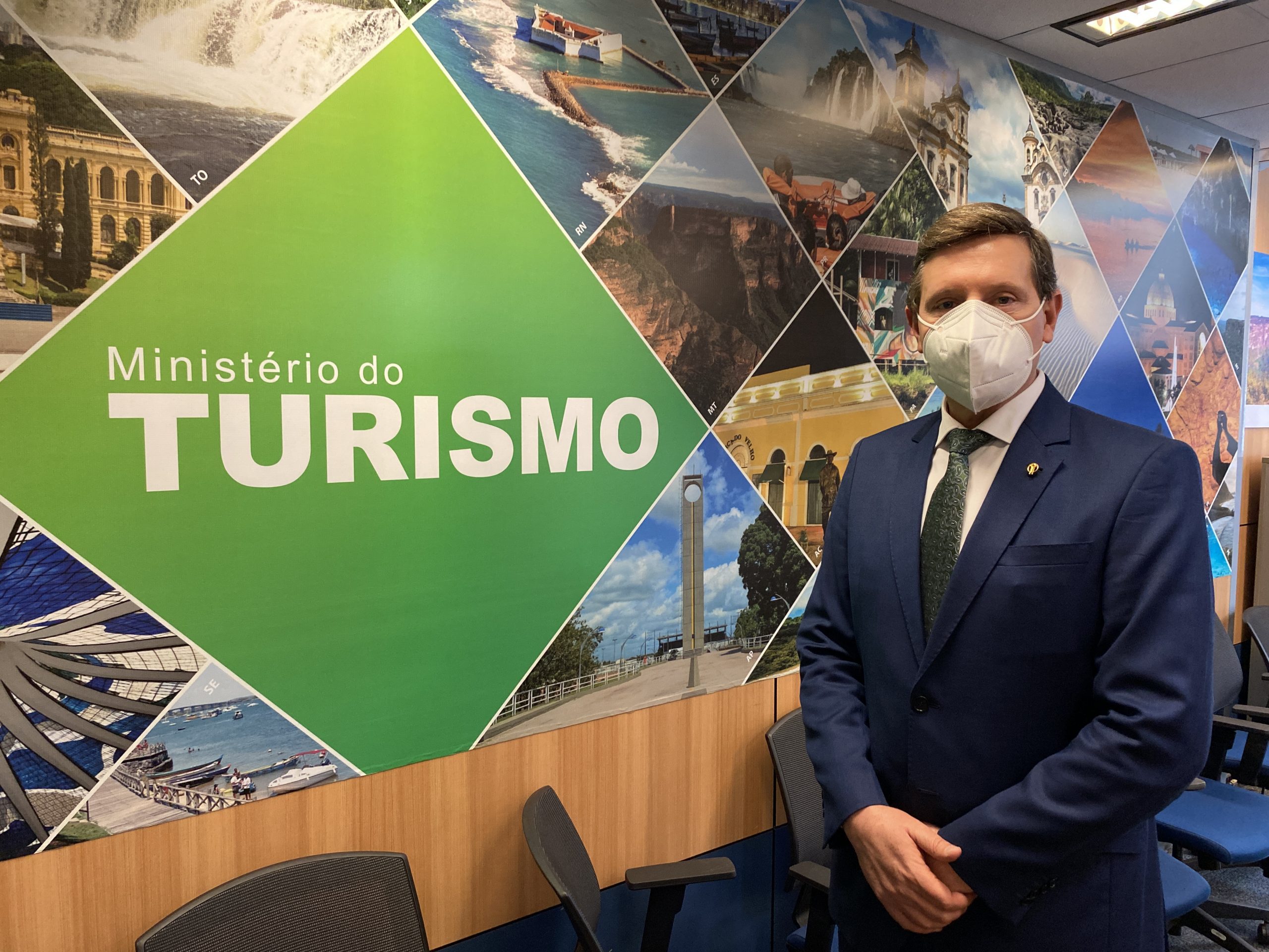 Em Brasília (DF), prefeito de Itararé (SP) apresenta projeto de desenvolvimento do turismo para ministro Gilson Machado