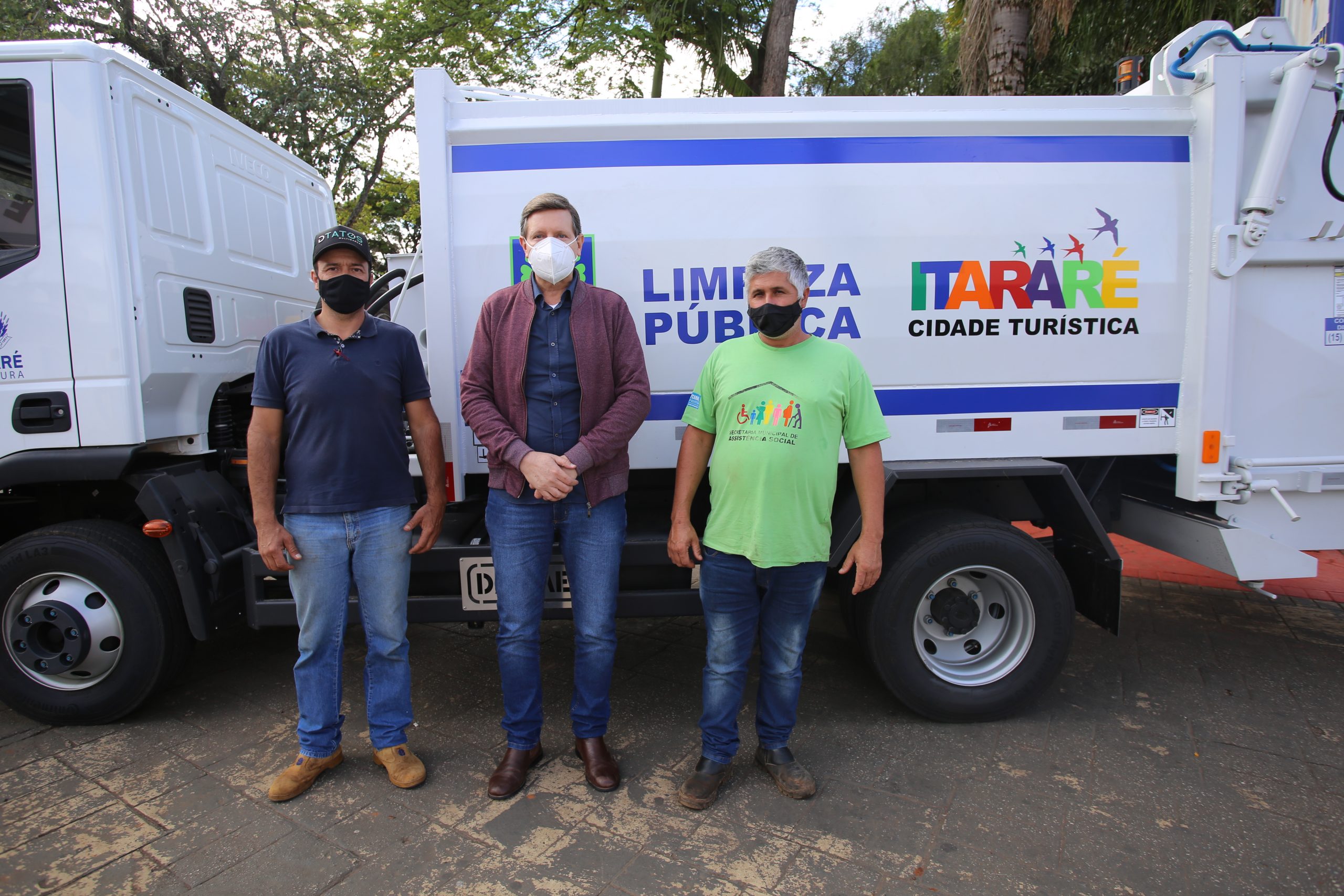 Prefeito de Itararé (SP) entrega novo caminhão para a coleta de lixo