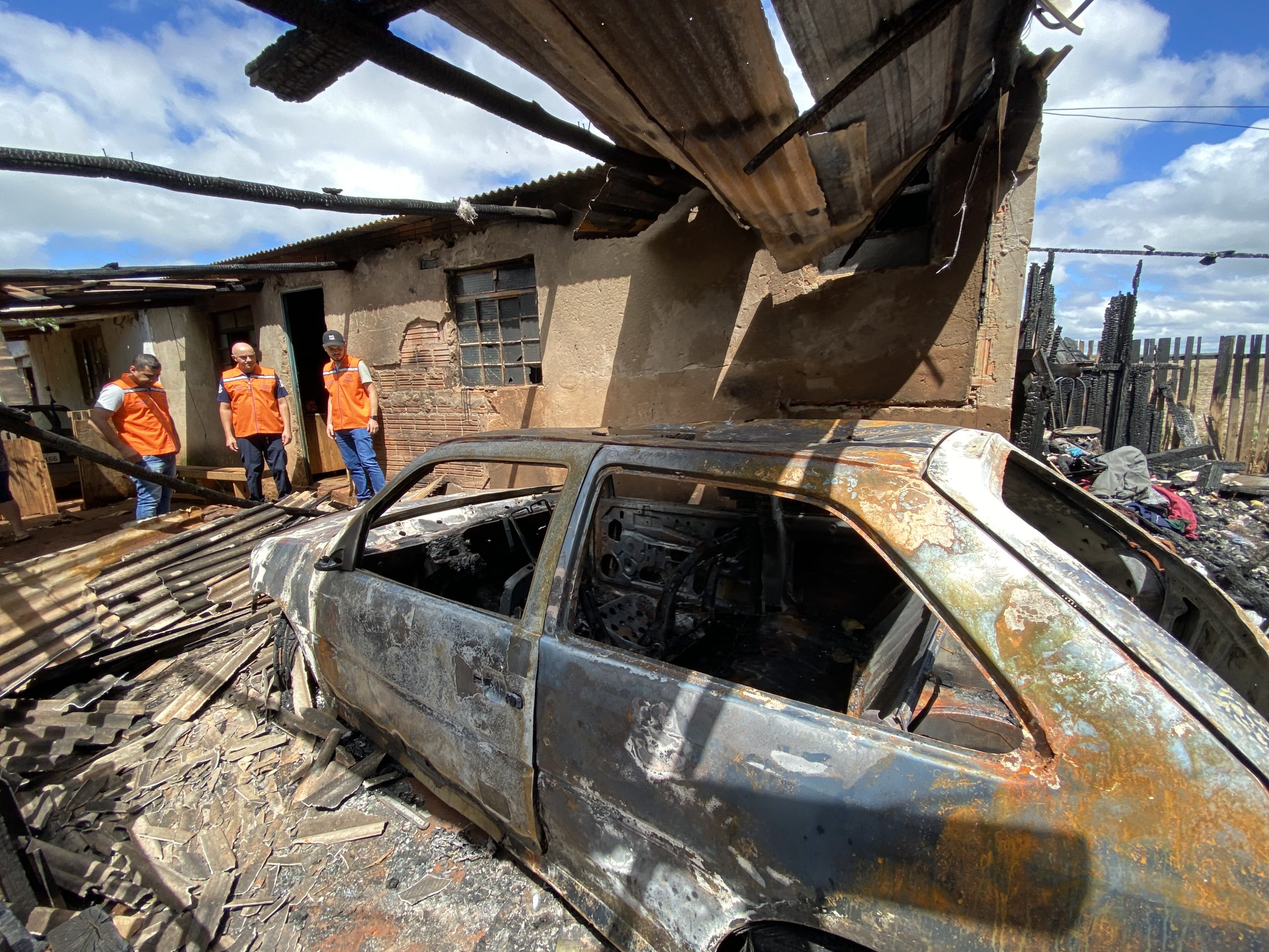 Força-tarefa da Prefeitura de Itararé (SP) presta atendimento em casa incendiada neste domingo (03)