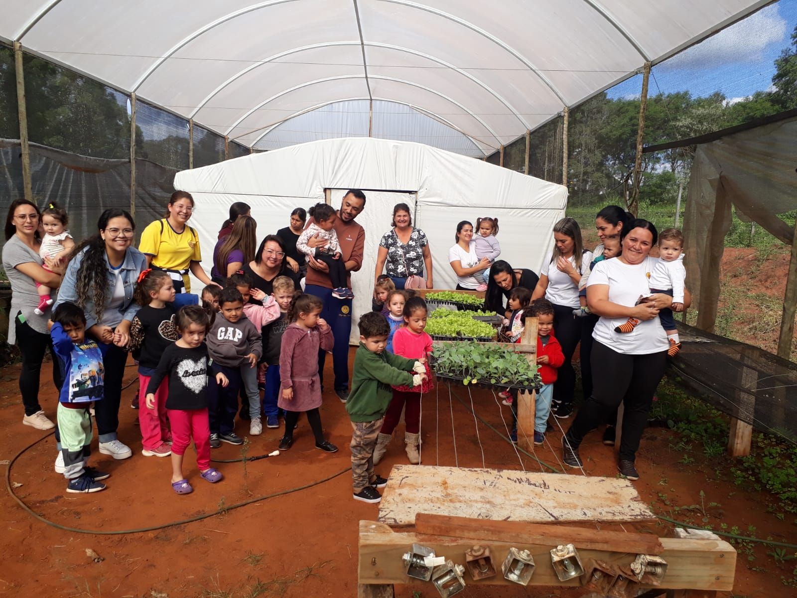 Estudantes da Rede Municipal de Ensino de Itararé (SP) fazem visita à Horta Municipal