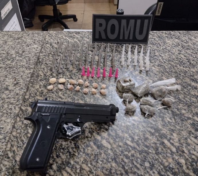 ROMU de Itararé (SP) apreende mais de 30 porções de drogas e simulacro de arma de fogo