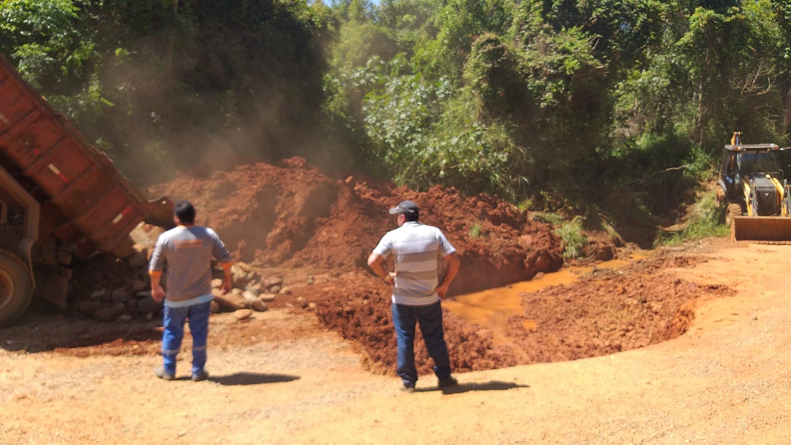 Prefeitura de Itararé (SP) realiza manutenção na estrada do bairro do Rodeio