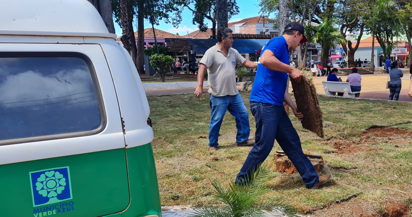 Prefeitura de Itararé (SP) realiza trabalho de revitalização dos canteiros da praça Francisco Alves Negrão
