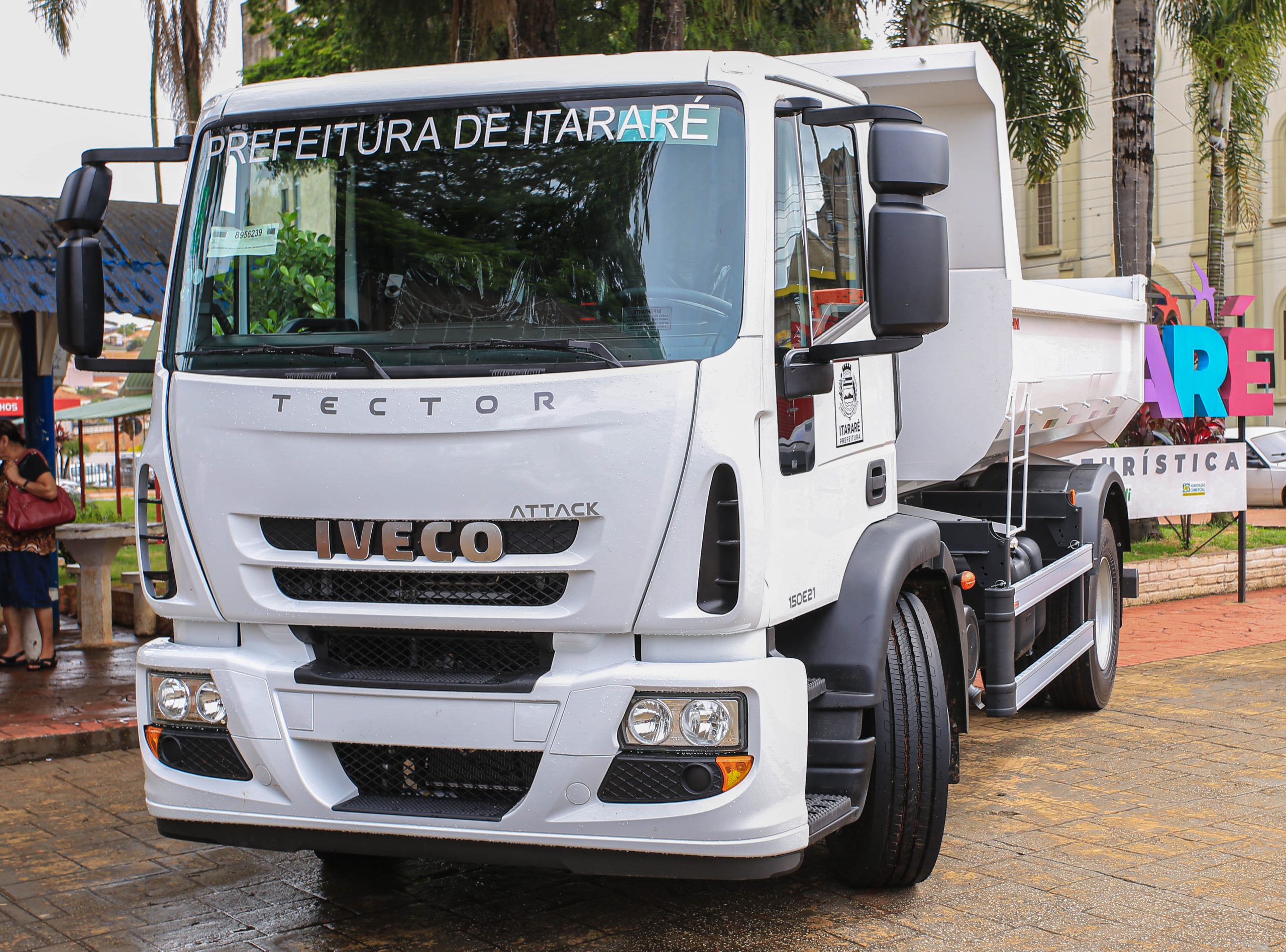 Prefeitura de Itararé (SP) conquista novo caminhão basculante para o município