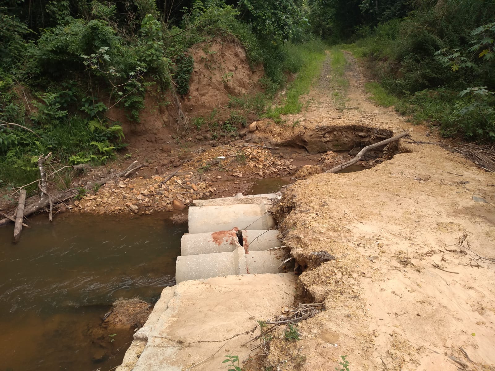 Agricultura de Itararé (SP) reconstrói passagem de riacho na Fazenda Canãa