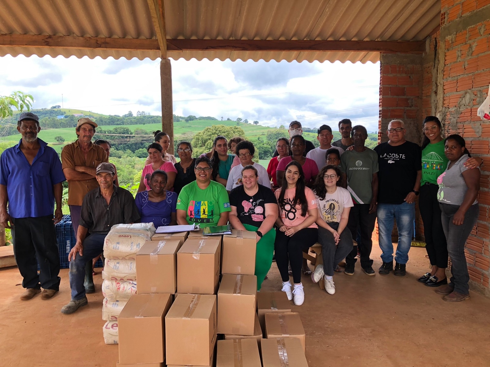 Prefeitura de Itararé (SP) entrega cestas básicas às famílias da Fazenda Silvério