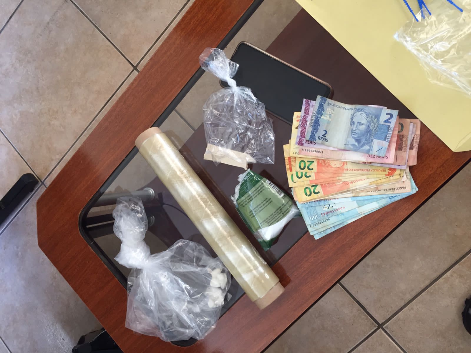 Polícia Civil, com apoio da GCM, prende seis indivíduos e mais de 500 porções de drogas em Itararé (SP)