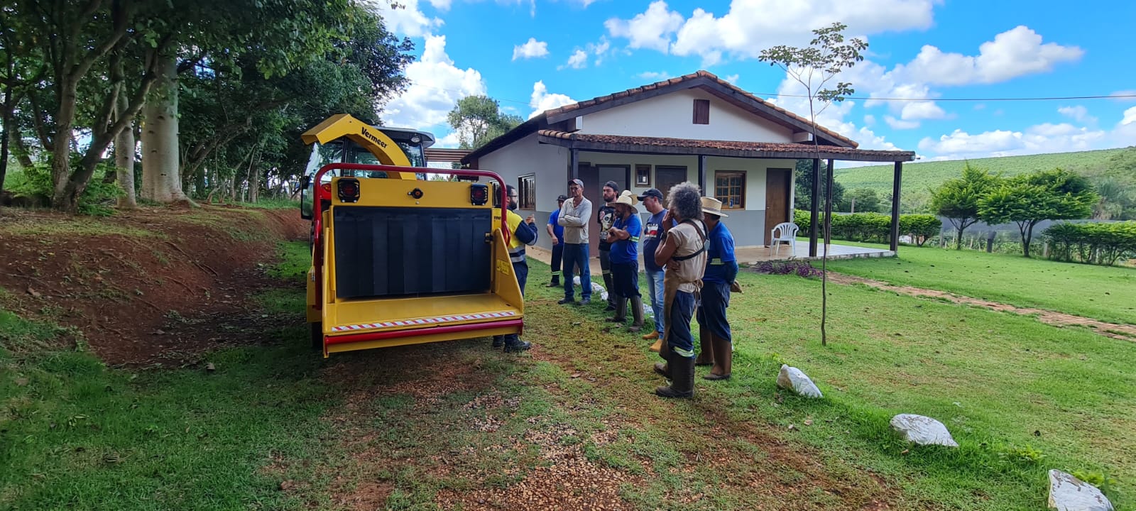 Agricultura de Itararé (SP) recebe entrega técnica de triturador de galhos