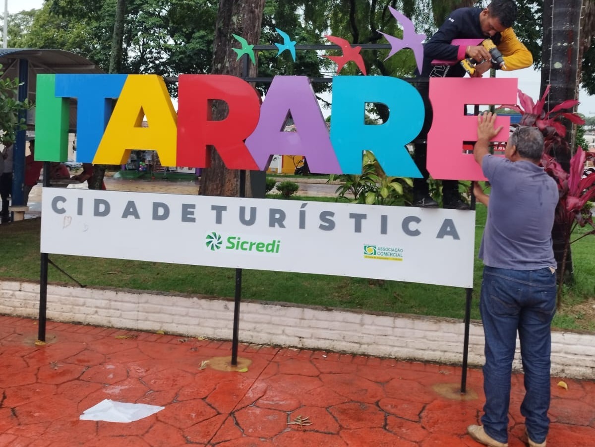 Prefeitura de Itararé (SP) realiza manutenção no totem da Praça São Pedro
