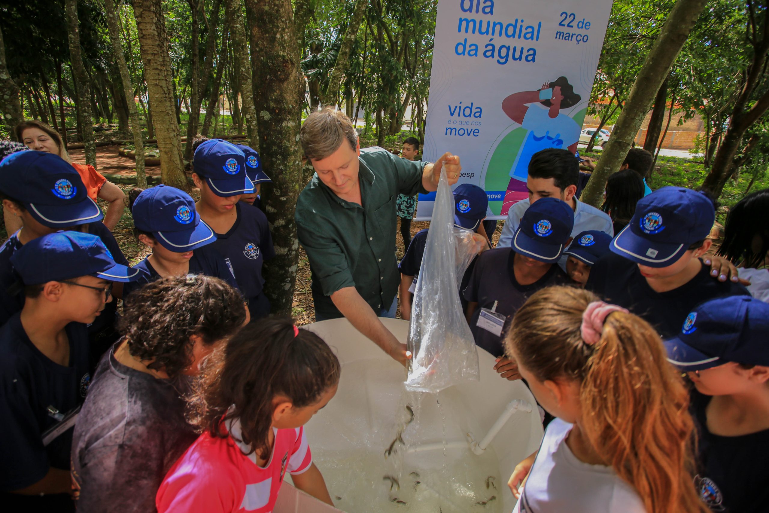Em parceria com a Sabesp, prefeito de Itararé (SP) realiza a soltura de 10 mil peixes no Córrego da Prata