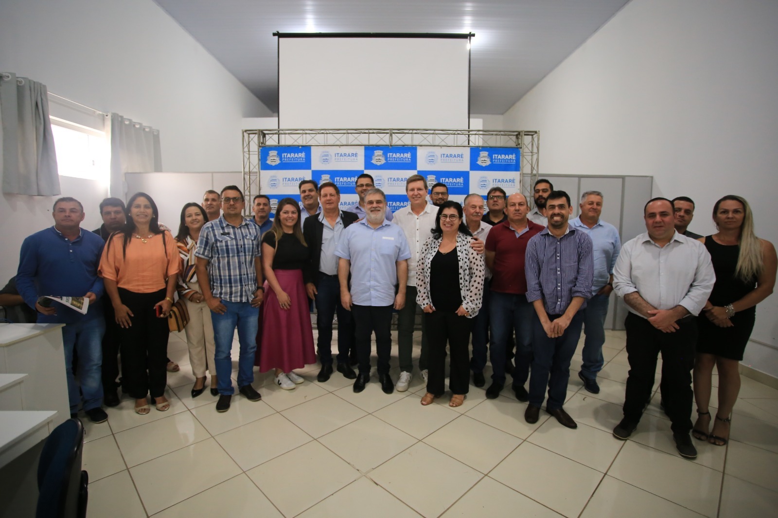 Prefeito de Itararé (SP) e presidente do Condersul, Heliton do Valle, reúne representantes de 14 municípios em encontro com o diretor da DRS XVI, Dr. Carlos Moura