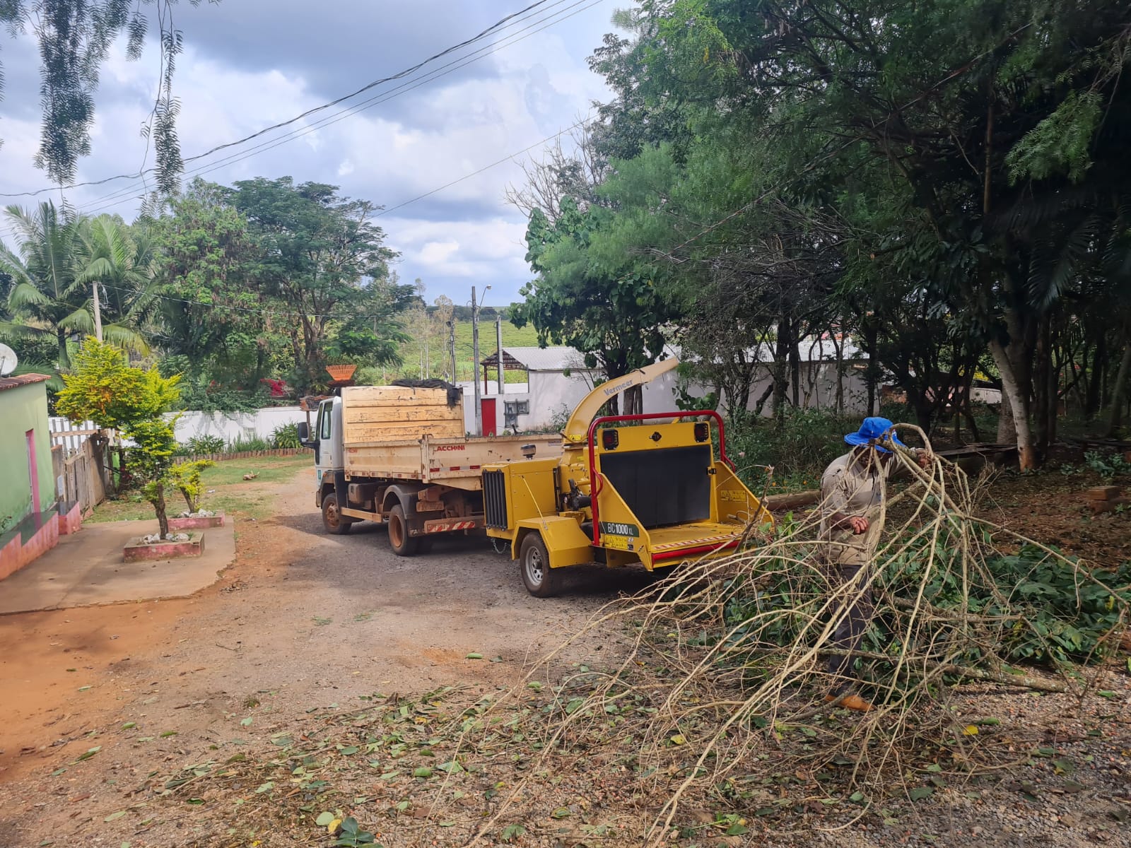 Meio Ambiente de Itararé (SP) realiza manutenções em áreas verdes do município