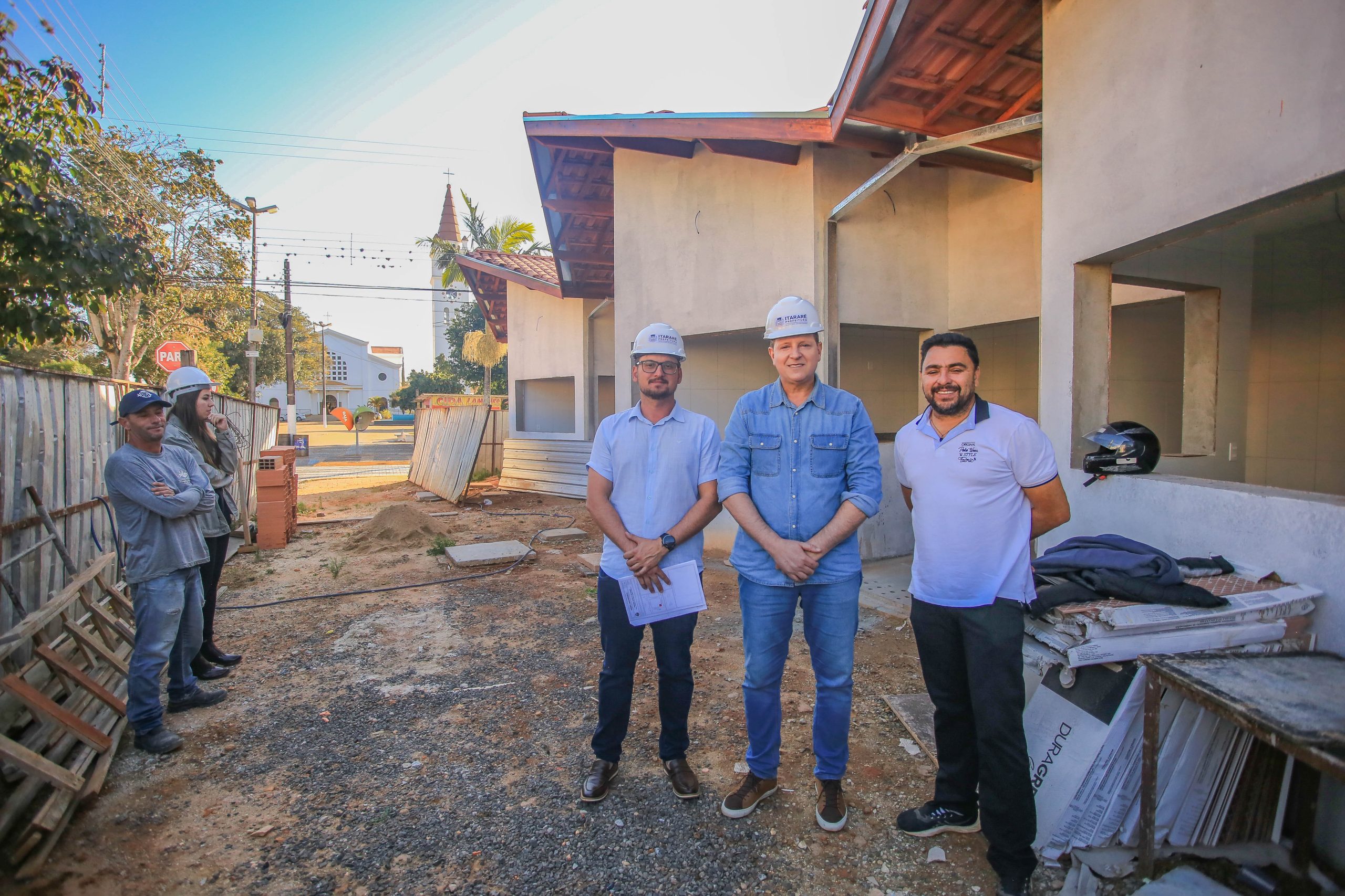 Prefeito de Itararé (SP), Heliton do Valle, realiza visita técnica à construção do lanchódromo