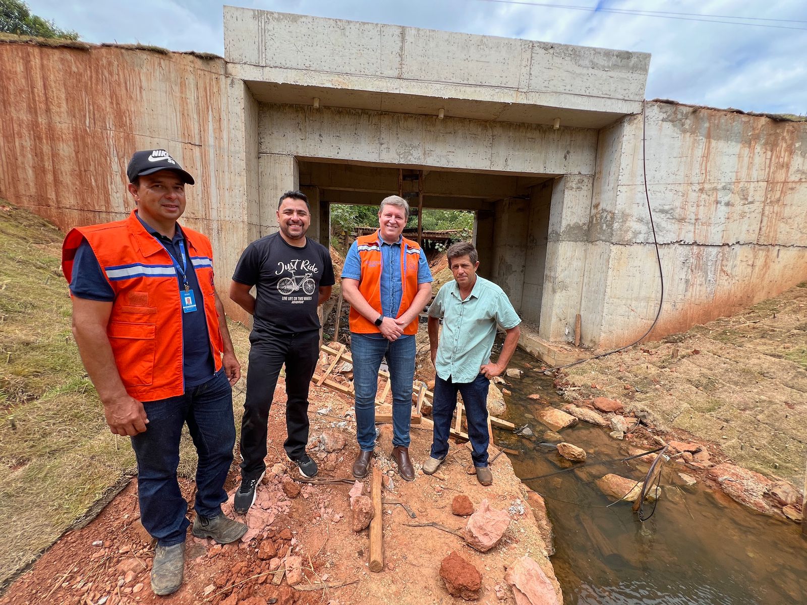 Prefeito de Itararé (SP), Heliton do Valle, realiza visita técnica às obras de construção da nova ponte no distrito de Santa Cruz dos Lopes