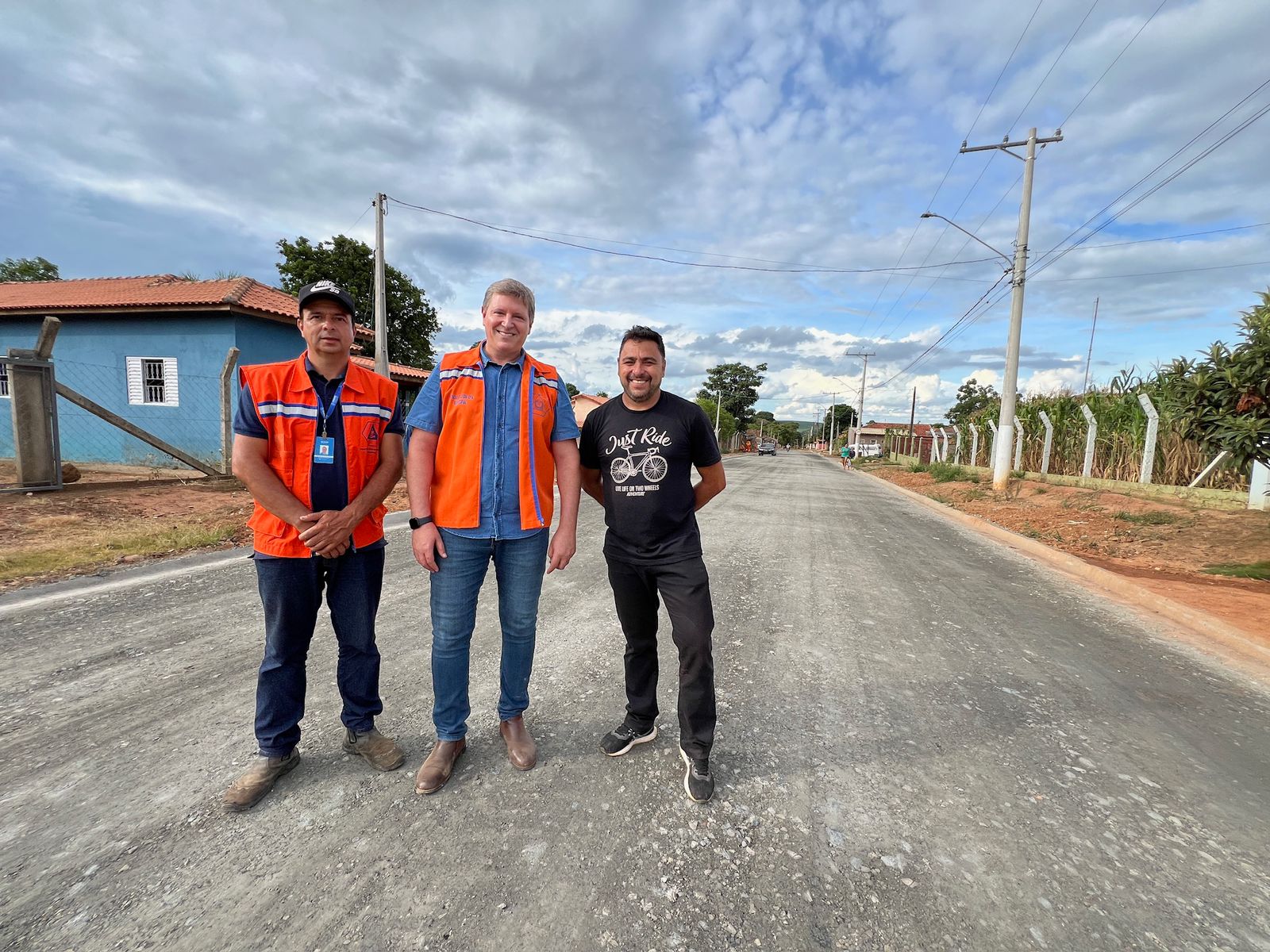 Prefeito de Itararé (SP), Heliton do Valle, acompanha avanço nas obras de pavimentação no distrito de Pedra Branca