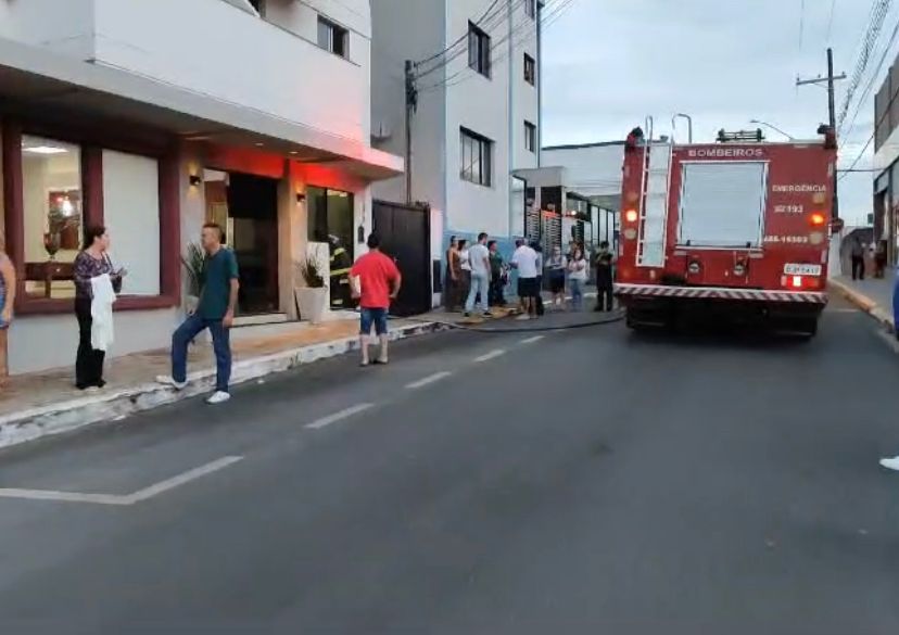 GCM de Itararé (SP) presta apoio ao Corpo de Bombeiros em incêndio predial