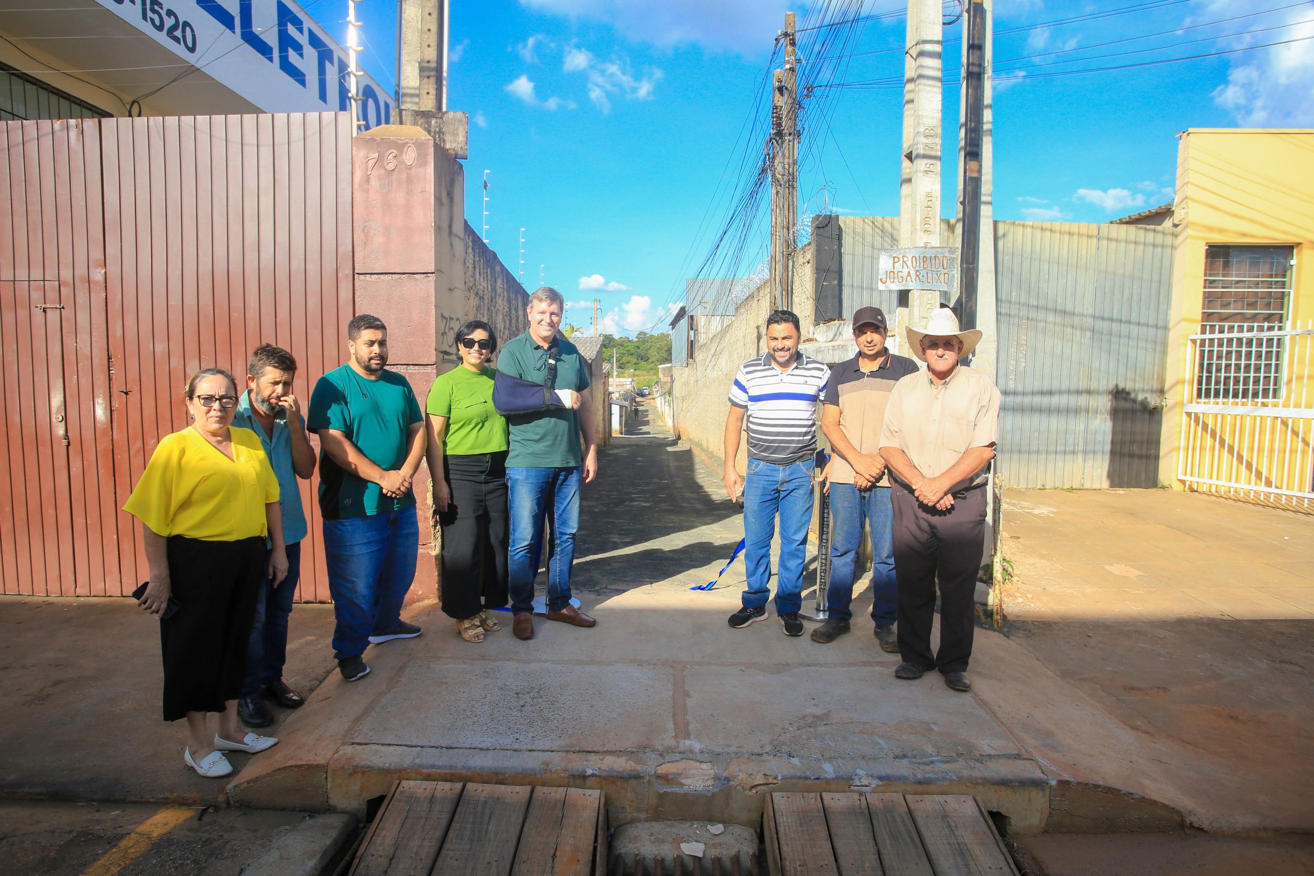 Prefeito de Itararé (SP) realiza entrega de pavimentação em lajotas da viela Adelaide