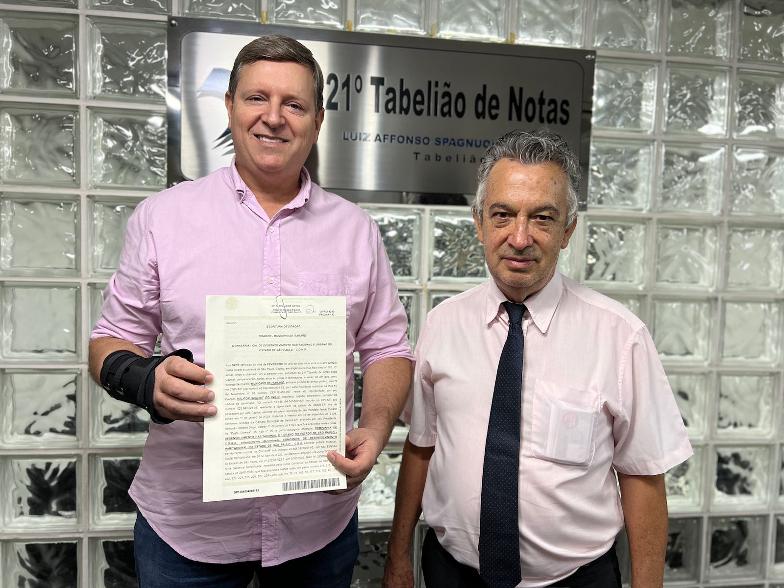 Em São Paulo, prefeito de Itararé (SP) assina escritura de doação de 28 lotes do CDHU Dilermando Marques Camargo