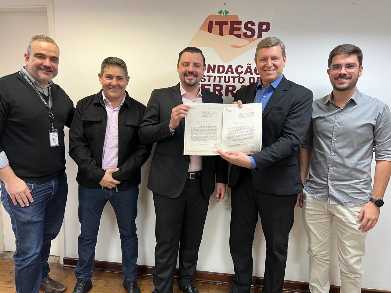 Em São Paulo, prefeito de Itararé (SP) renova parceria com Itesp para novos títulos de regularização fundiária