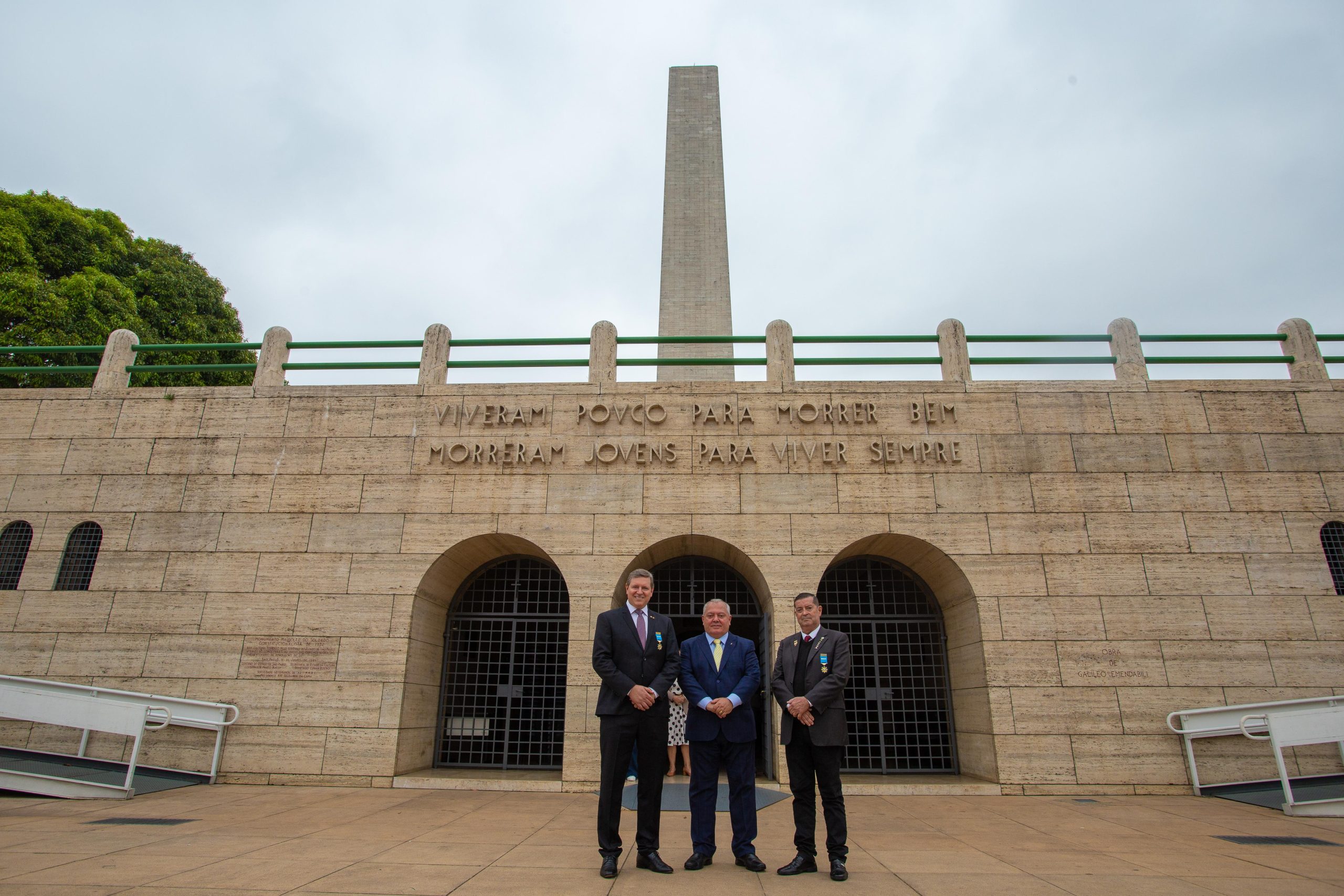 Prefeito de Itararé (SP) visita Obelisco Mausoléu aos Herois de 32