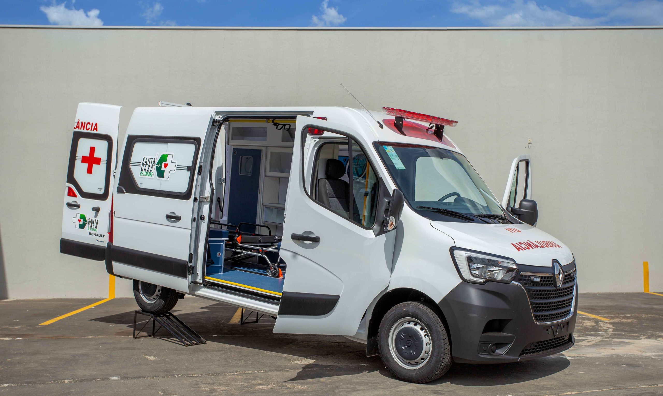 Prefeito de Itararé (SP) entrega ambulância UTI inédita à Santa Casa 