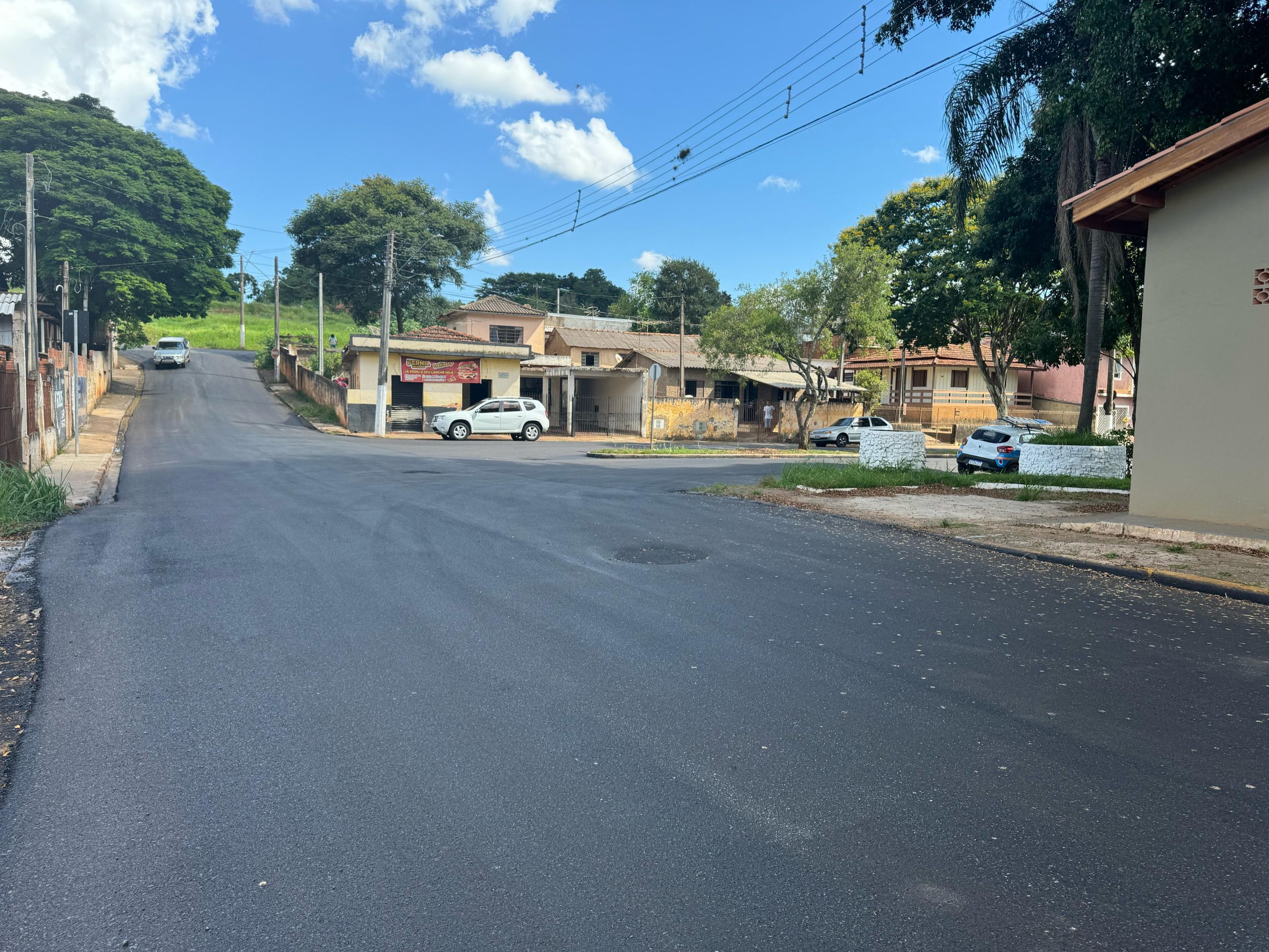 Prefeitura de Itararé (SP) conclui segunda camada de asfalto na Rua Djalma Dutra