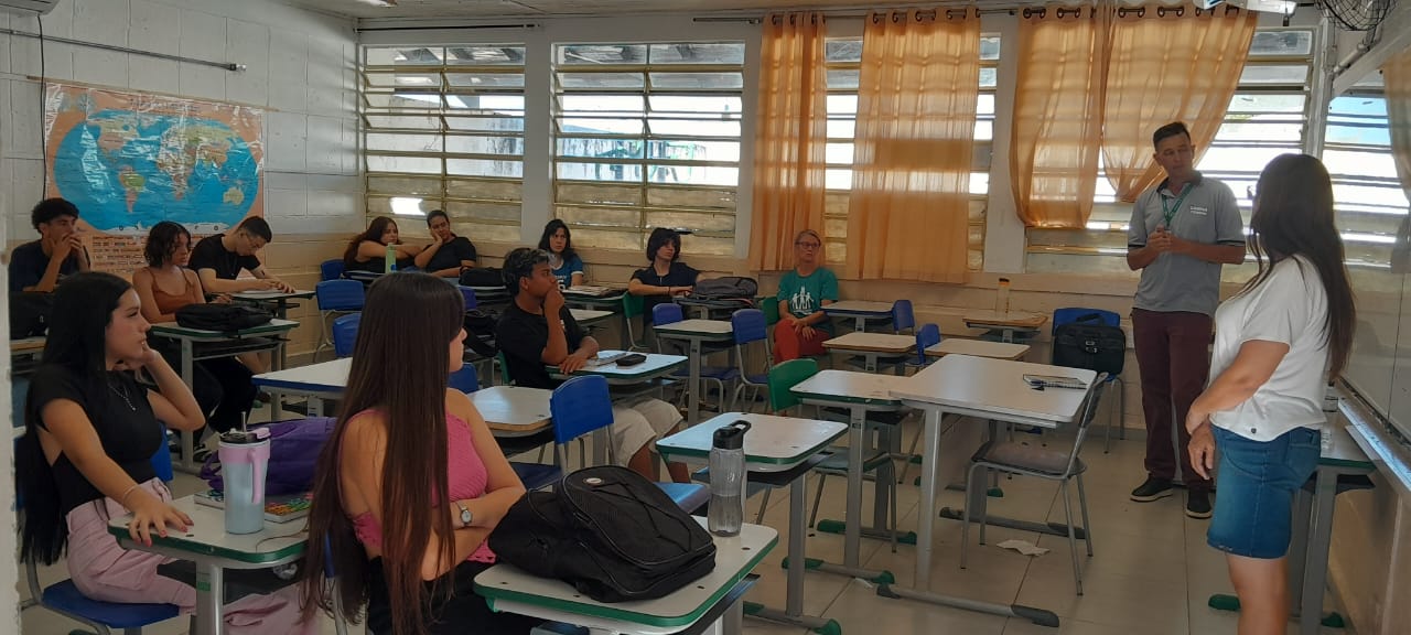 PAT de Itararé (SP) realiza palestra sobre oportunidades de trabalho na Escola Epaminondas Ferreira Lobo