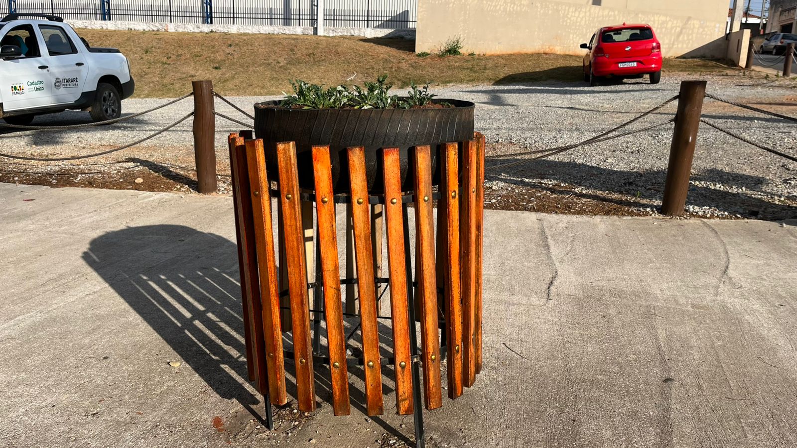 Prefeitura de Itararé (SP) revitaliza canteiros de flores na rua São Pedro