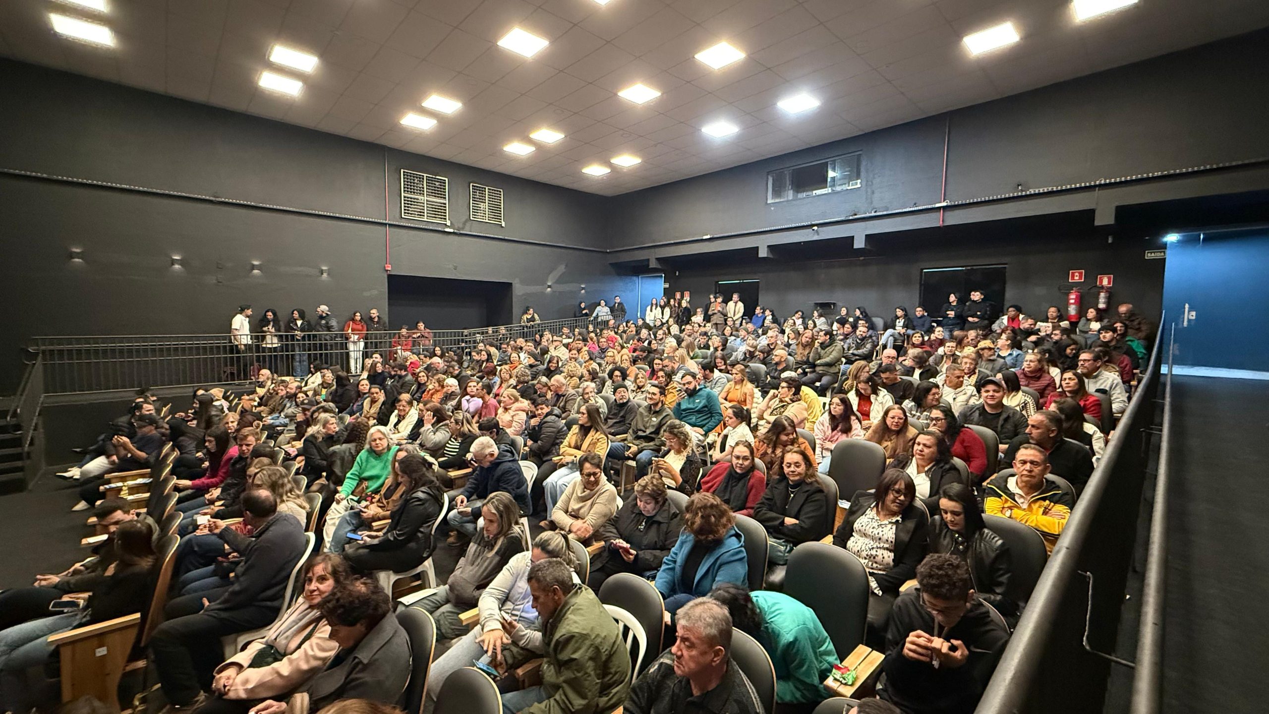 Sucesso de público: Teatro Sylvio Machado lota com espetáculo “Quase Cinquenta Tons de Cinza”
