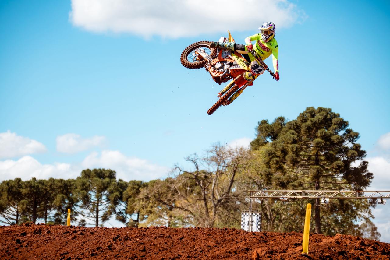 Motocross encerra programação do aniversário de Itararé (SP) com chave de ouro e reúne milhares de pessoas