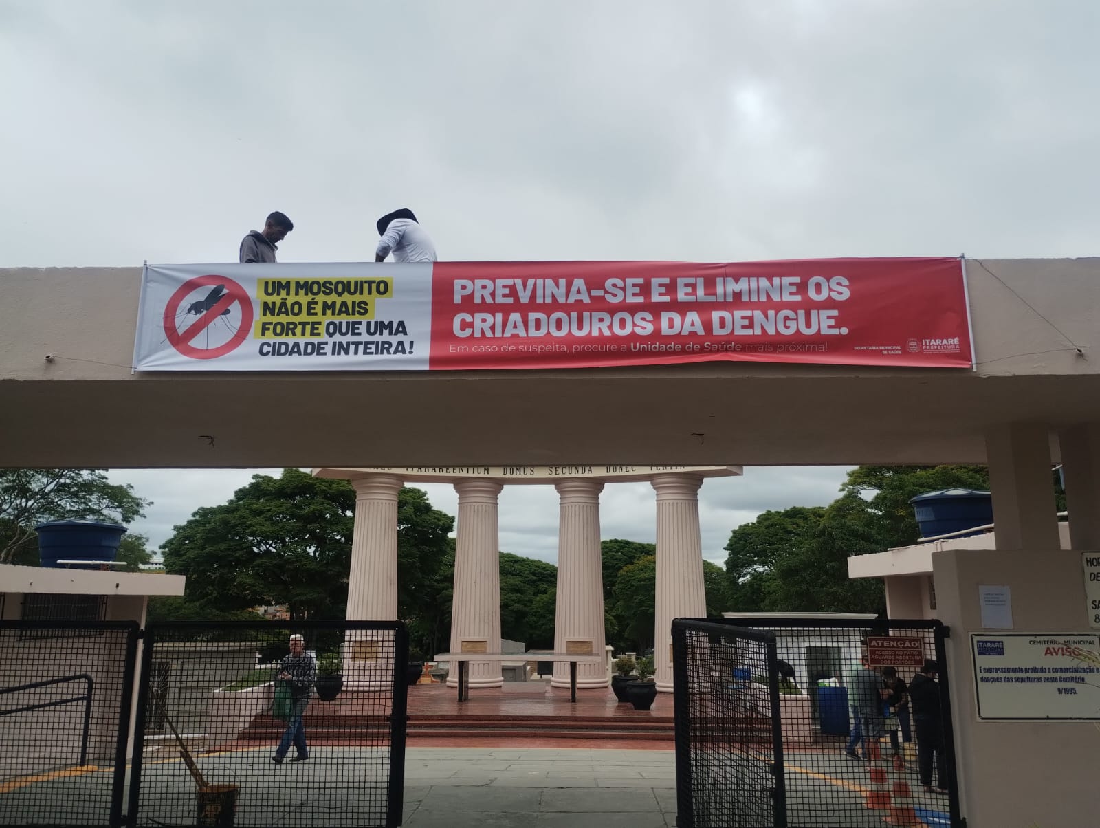 Prefeitura de Itararé (SP) realiza ação de prevenção à dengue no Cemitério Municipal durante o feriado de Finados