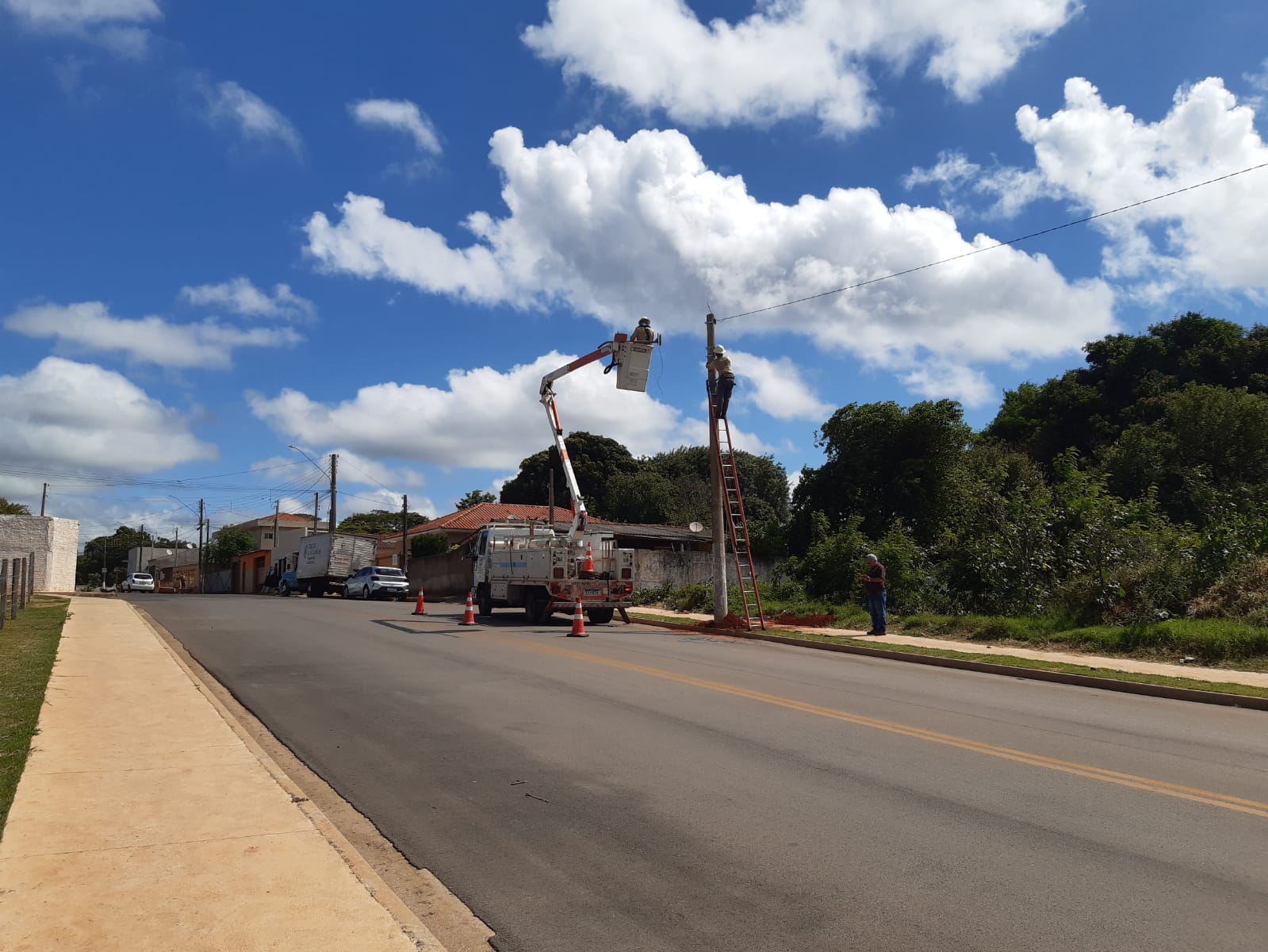 Prefeitura de Itararé (SP) instala novos postes de iluminação pública na Rua José Nogueira Machado