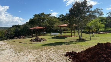Prefeitura de Itararé inicia reforma dos quiosques no Parque da Barreira