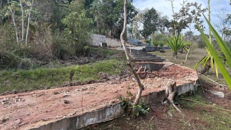 Prefeitura realiza reforma de escadaria no Parque da Barreira