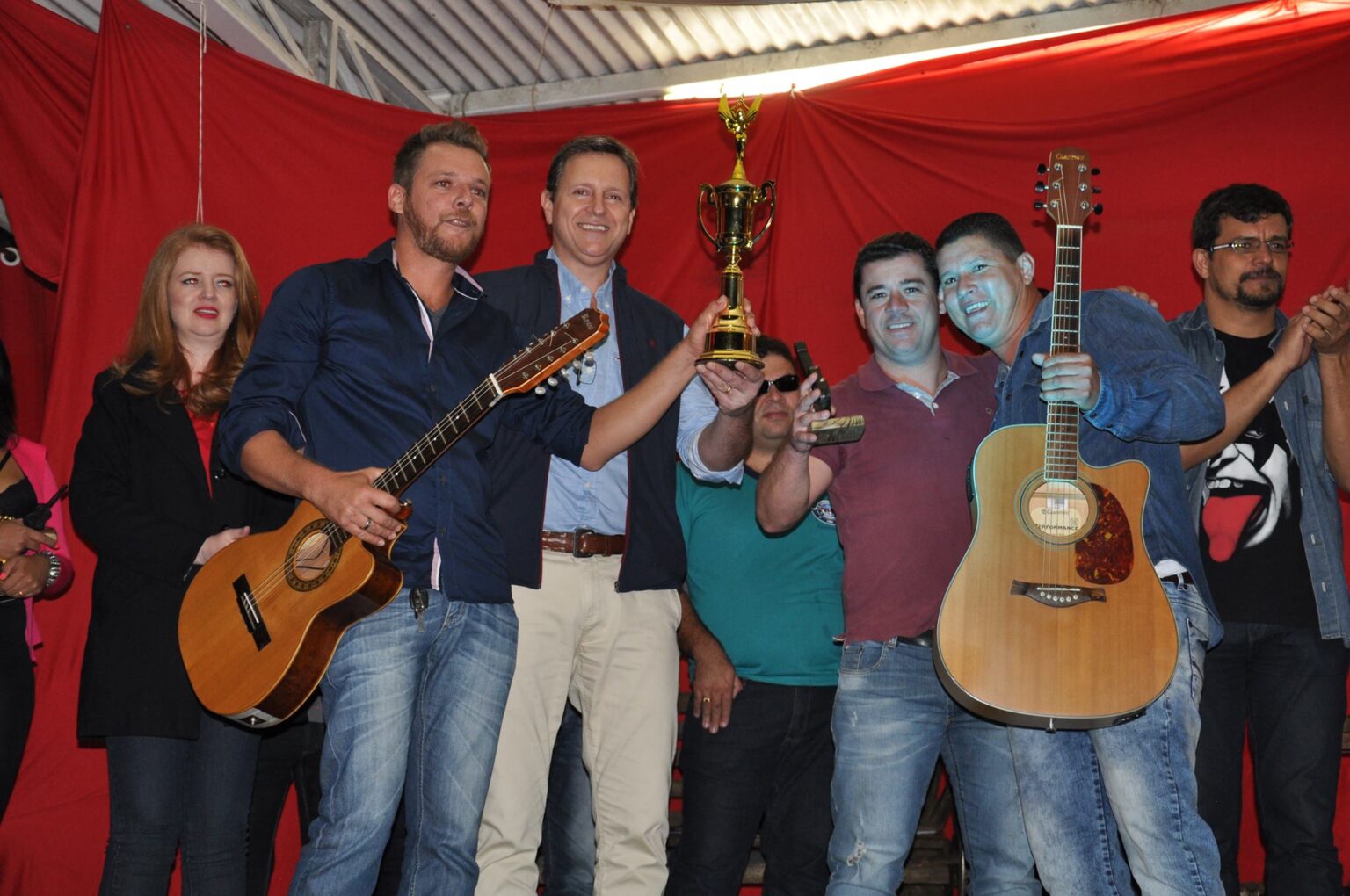 Os campeões da noite, Rony e Toni, receberam o troféu das mãos do prefeito, Heliton do Valle