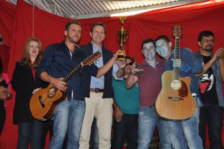 Os campeões da noite, Rony e Toni, receberam o troféu das mãos do prefeito, Heliton do Valle