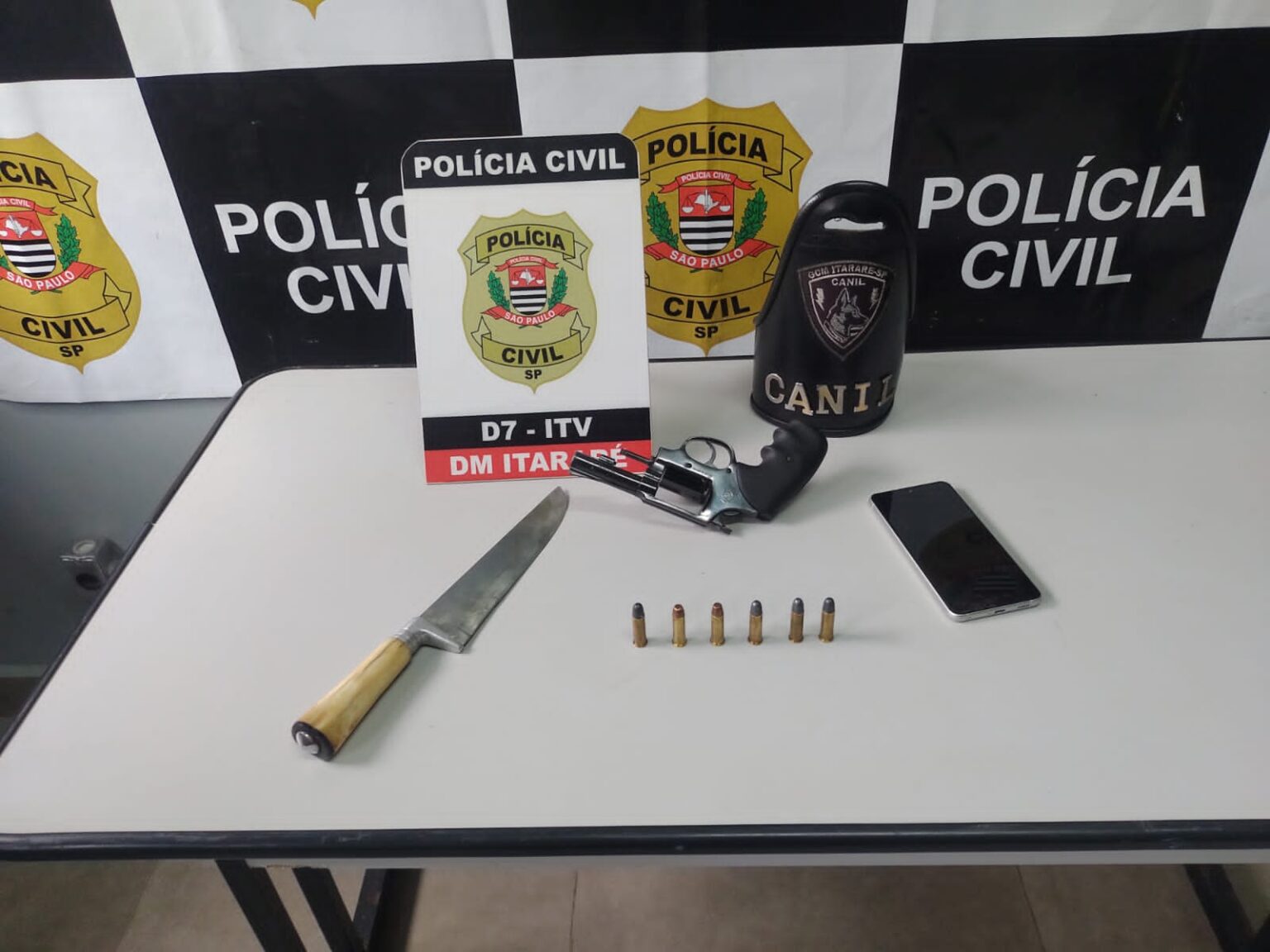 Ação conjunta das Polícias Civil, Militar e GCM de Itararé (SP) prende foragido acusado de violência doméstica e cárcere privado Ação conjunta das Polícias Civil, Militar e GCM de Itararé (SP) prende foragido acusado de violência doméstica e cárcere privado