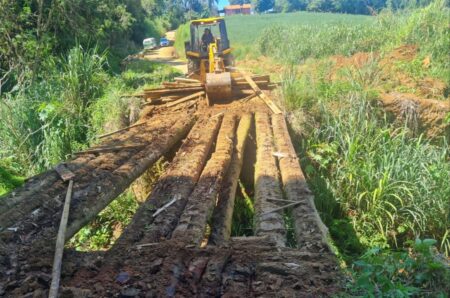 Agricultura de Itararé (SP), em parceria com Serviços Municipais, recupera ponte de acesso à Fazenda Silvério