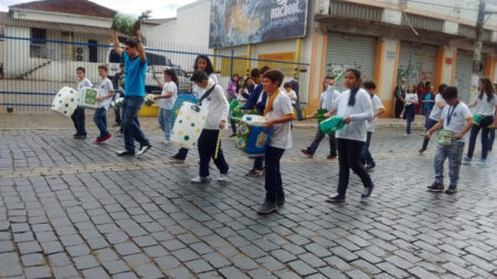 Alunos da EM Ione M.M dos Santos montam Bandinha da Sucata Untitled-2