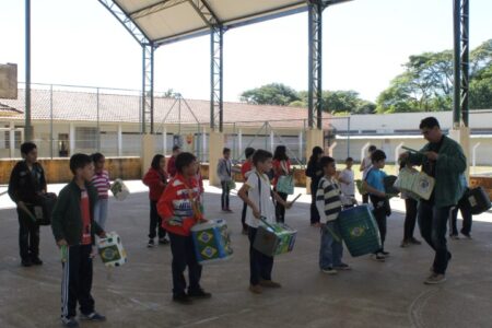 Ensaios são realizados na quadra da escola