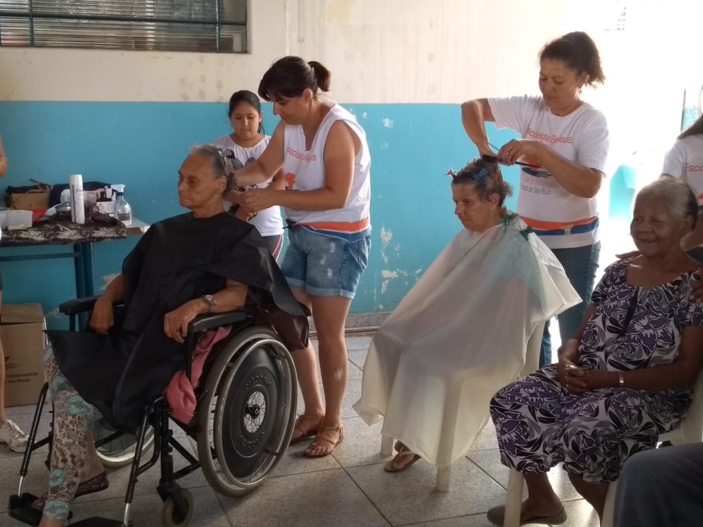 Alunos da Escola da Beleza em Itararé (SP) fazem visita solidária ao Lar São Vicente de Paulo