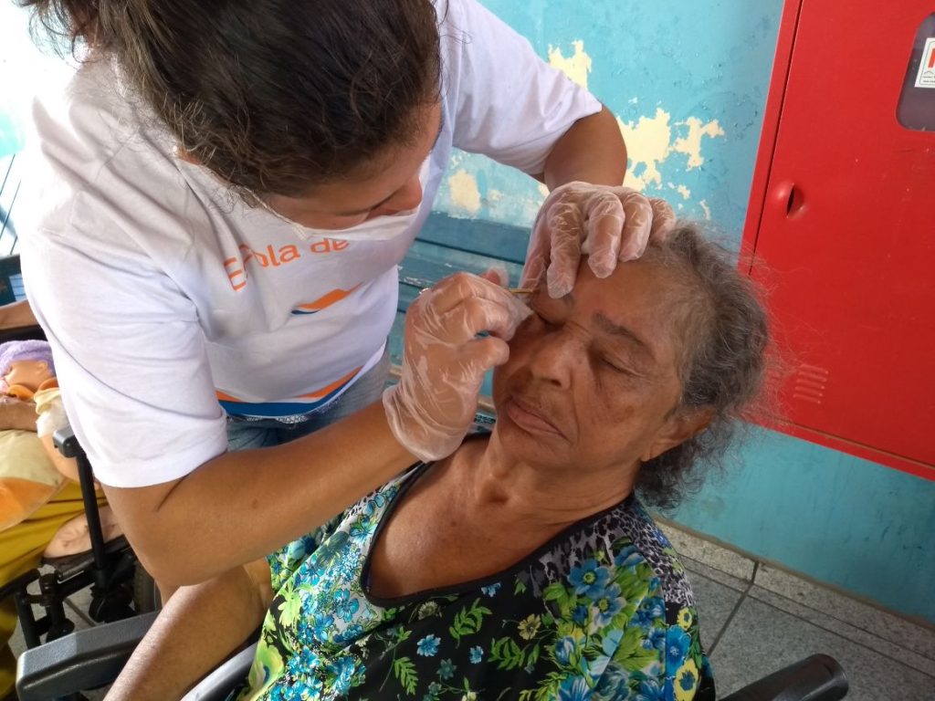 Alunos da Escola da Beleza em Itararé (SP) fazem visita solidária ao Lar São Vicente de Paulo