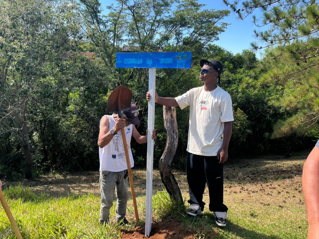 Alunos da rede municipal de Itararé (SP) instalam placas educativas na Trilha do Caiçara e na Barreira em nova etapa do projeto “Conectando com a Natureza”