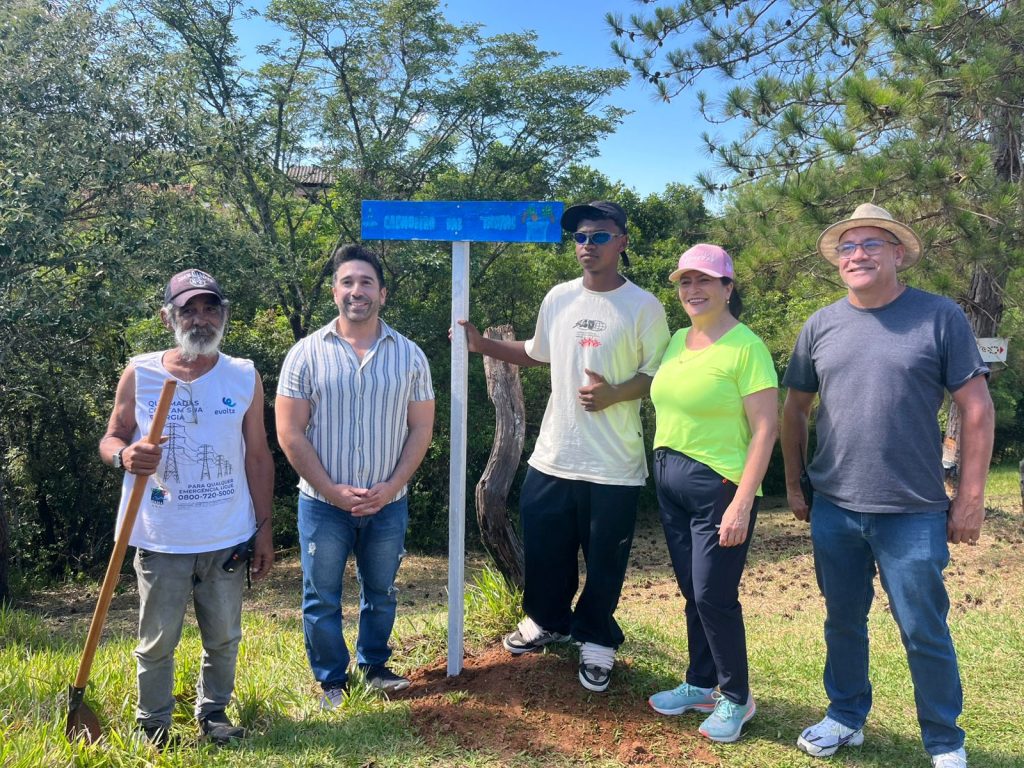 Alunos da rede municipal de Itararé (SP) instalam placas educativas na Trilha do Caiçara e na Barreira em nova etapa do projeto “Conectando com a Natureza”
