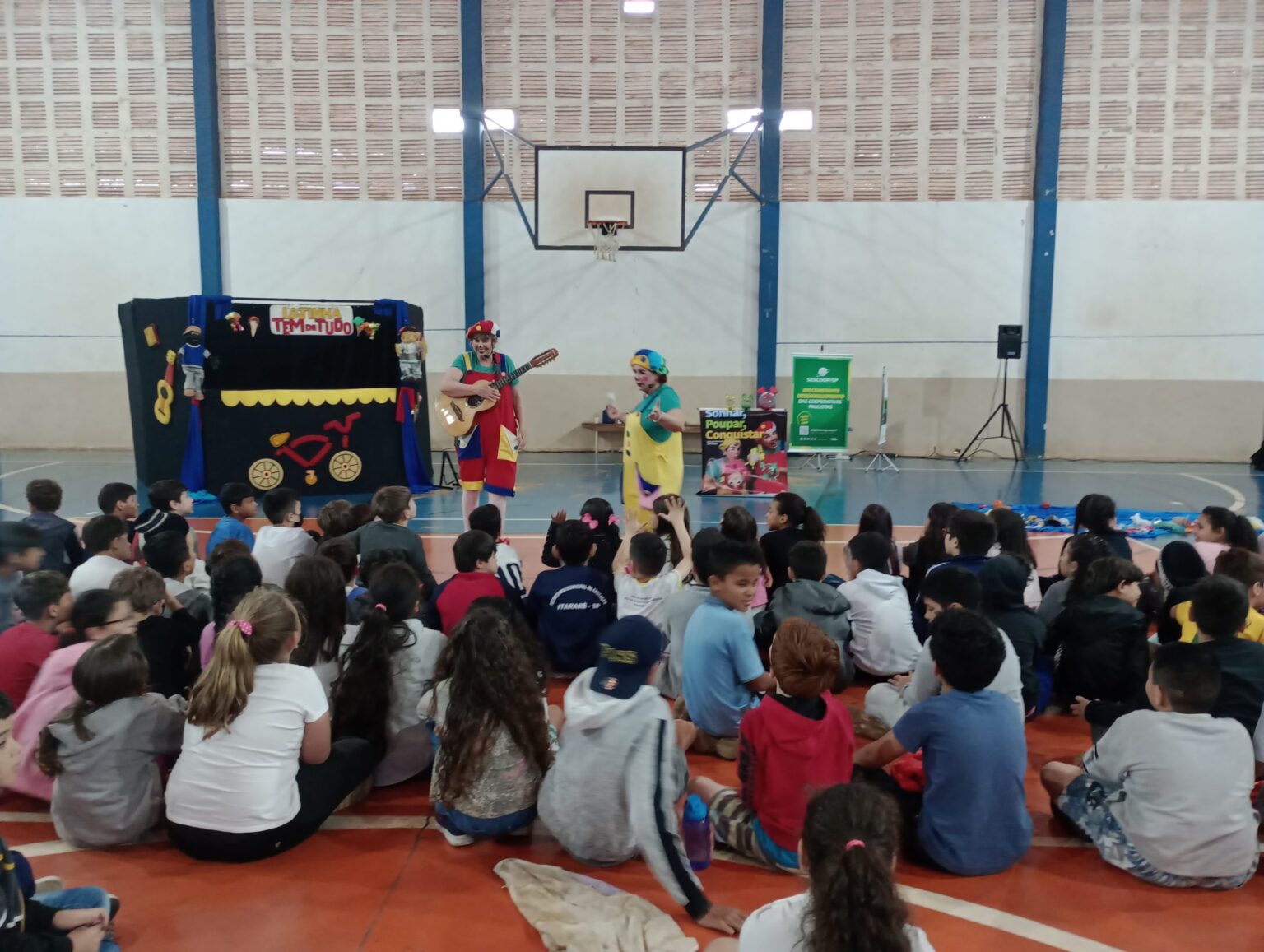 Alunos de Itararé (SP) prestigiam espetáculo da Companhia de Teatro Arueiras do Brasil