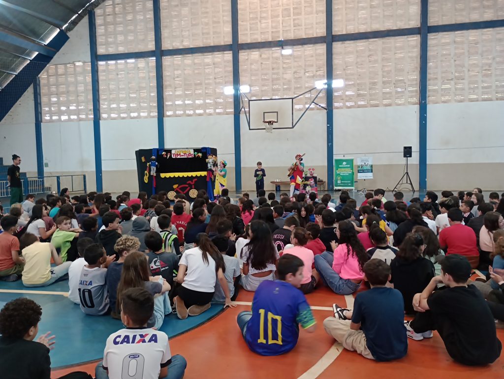 Alunos de Itararé (SP) prestigiam espetáculo da Companhia de Teatro Arueiras do Brasil