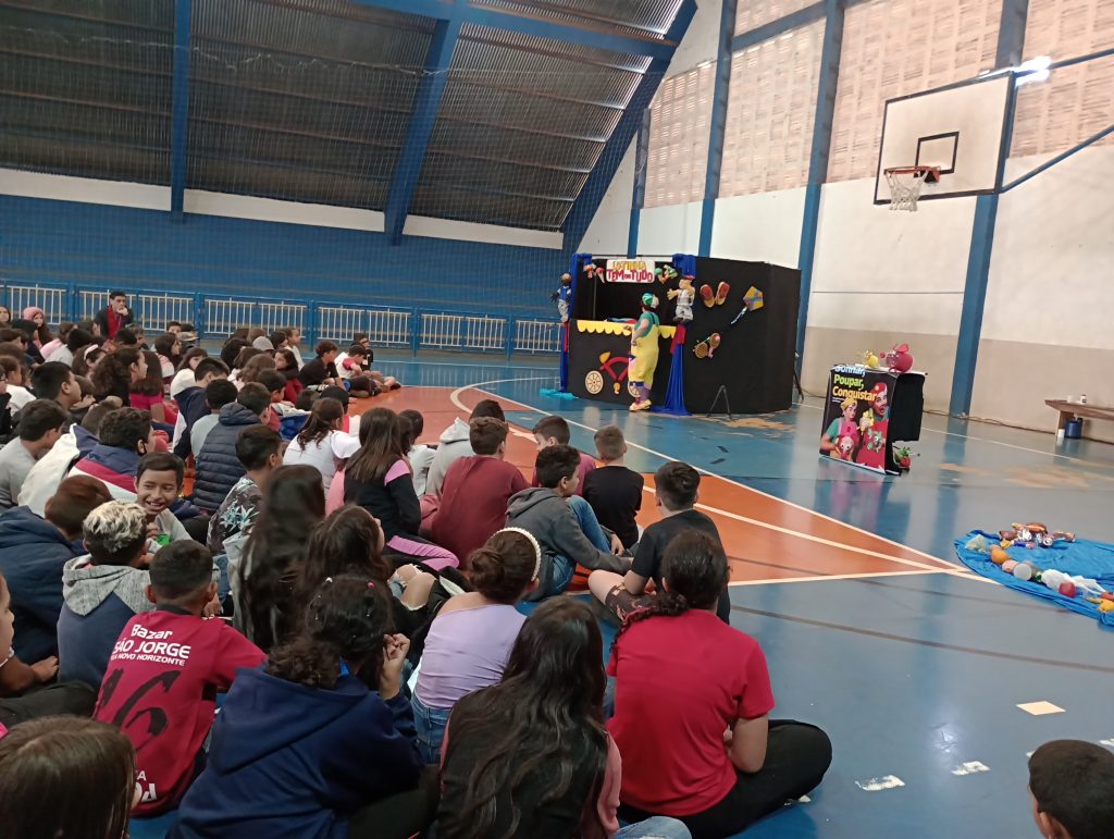 Alunos de Itararé (SP) prestigiam espetáculo da Companhia de Teatro Arueiras do Brasil