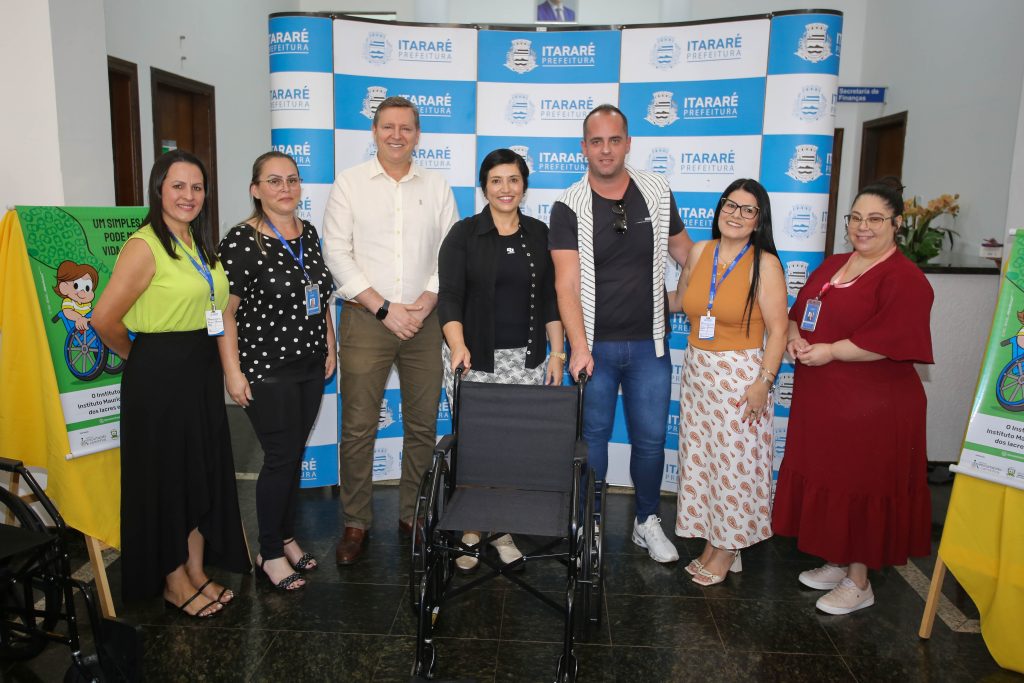Ao lado de estudantes, prefeito de Itararé (SP), Heliton do Valle, entrega cadeiras de rodas à entidades